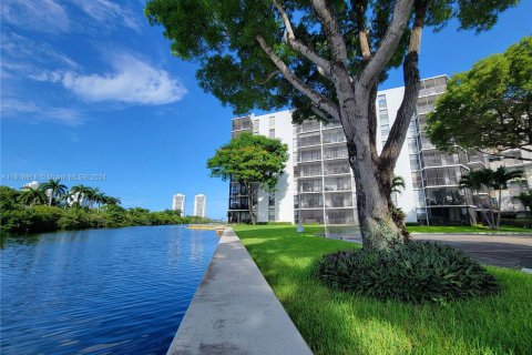 Condo in Aventura, Florida, 2 bedrooms  № 1240126 - photo 2