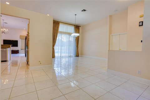 House in Coral Springs, Florida 4 bedrooms, 240.43 sq.m. № 1240128 - photo 22