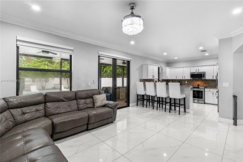 Villa ou maison à vendre à Hialeah, Floride: 4 chambres, 236.71 m2 № 1398192 - photo 11