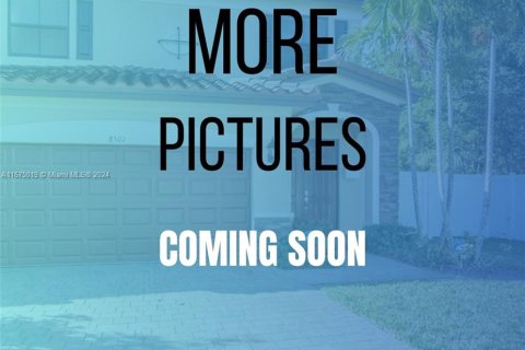 House in Hialeah, Florida 4 bedrooms, 236.71 sq.m. № 1398192 - photo 1