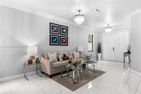 Casa en venta en Hialeah, Florida, 4 dormitorios, 236.71 m2 № 1398192 - foto 3