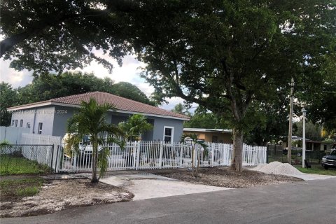 House in Miami, Florida 4 bedrooms № 1428146 - photo 1