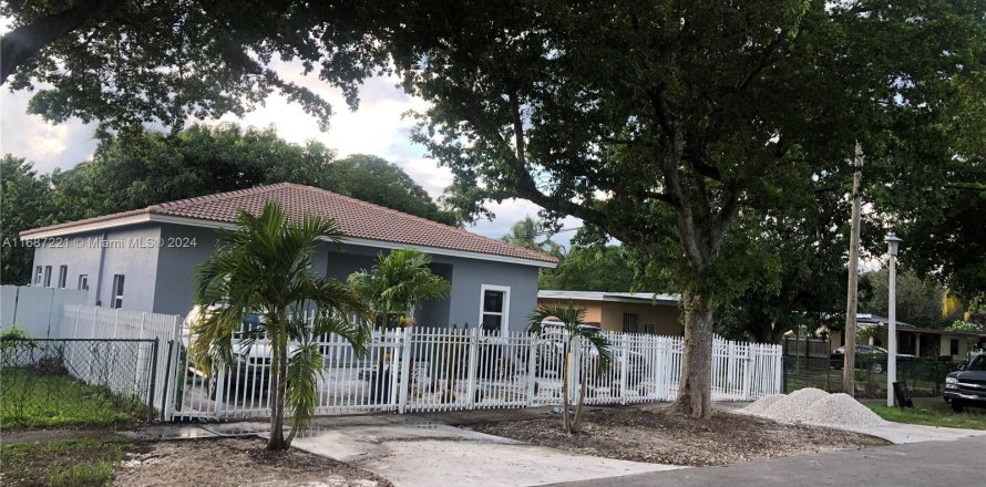 House in Miami, Florida 4 bedrooms № 1428146