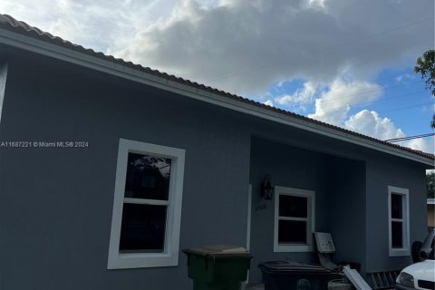 House in Miami, Florida 4 bedrooms № 1428146 - photo 2