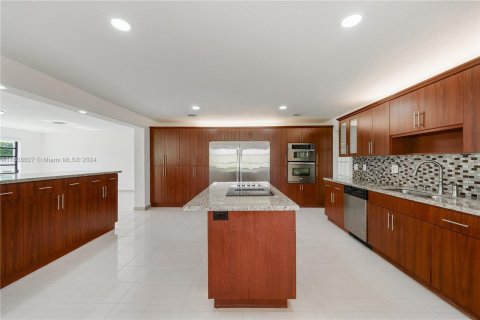 House in Miami, Florida 9 bedrooms, 515.61 sq.m. № 1229669 - photo 23