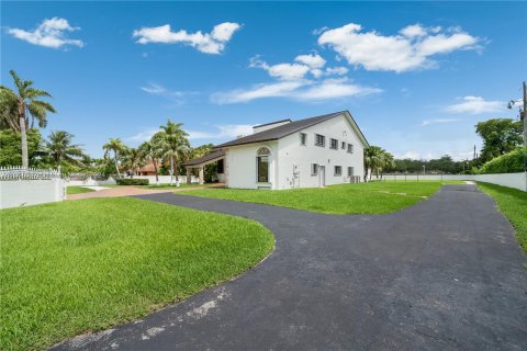 House in Miami, Florida 9 bedrooms, 515.61 sq.m. № 1229669 - photo 6