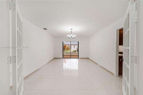 House in Miami, Florida 9 bedrooms, 515.61 sq.m. № 1229669 - photo 17