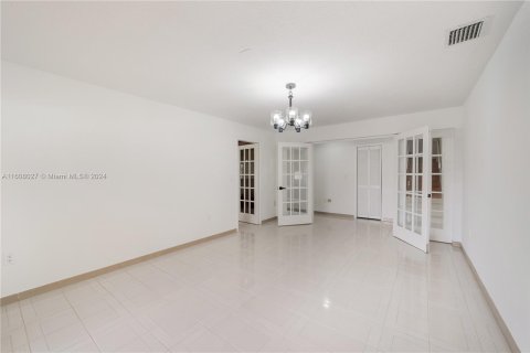 House in Miami, Florida 9 bedrooms, 515.61 sq.m. № 1229669 - photo 18