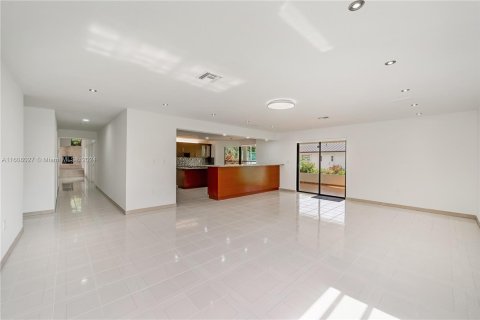 House in Miami, Florida 9 bedrooms, 515.61 sq.m. № 1229669 - photo 30