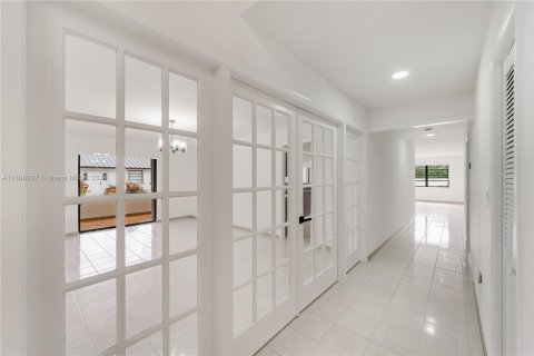 House in Miami, Florida 9 bedrooms, 515.61 sq.m. № 1229669 - photo 16