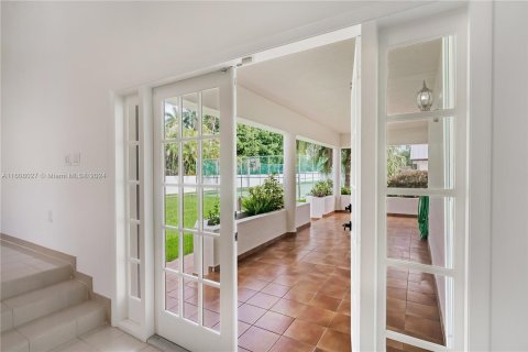 House in Miami, Florida 9 bedrooms, 515.61 sq.m. № 1229669 - photo 15