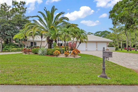 House in Coral Springs, Florida 5 bedrooms, 392.23 sq.m. № 1229081 - photo 1