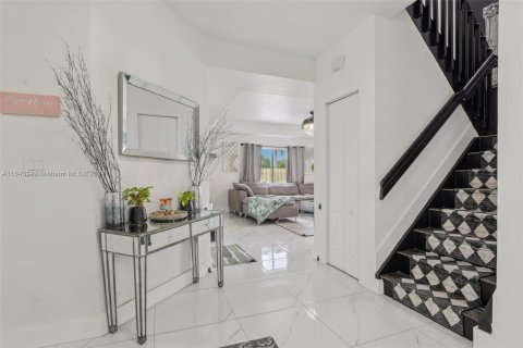 Casa en venta en Miami, Florida, 4 dormitorios, 242.66 m2 № 1328206 - foto 3