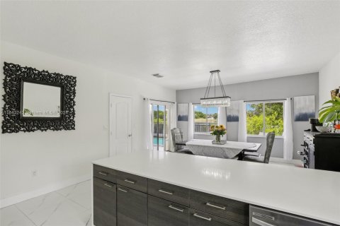 Casa en venta en Miami, Florida, 4 dormitorios, 242.66 m2 № 1328206 - foto 10