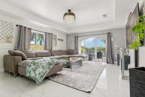 Villa ou maison à vendre à Miami, Floride: 4 chambres, 242.66 m2 № 1328206 - photo 4