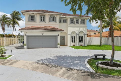 House in Miami, Florida 4 bedrooms, 242.66 sq.m. № 1328206 - photo 1