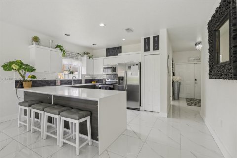 Casa en venta en Miami, Florida, 4 dormitorios, 242.66 m2 № 1328206 - foto 7