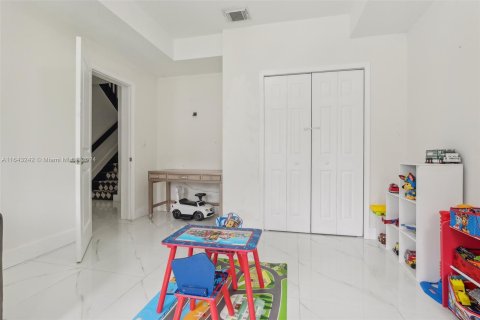 Casa en venta en Miami, Florida, 4 dormitorios, 242.66 m2 № 1328206 - foto 12