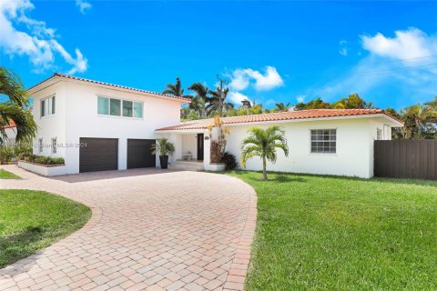 House in Fort Lauderdale, Florida 6 bedrooms, 251.39 sq.m. № 1321124 - photo 1