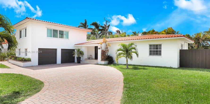 House in Fort Lauderdale, Florida 6 bedrooms, 251.39 sq.m. № 1321124