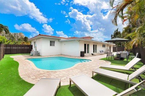 House in Fort Lauderdale, Florida 6 bedrooms, 251.39 sq.m. № 1321124 - photo 5