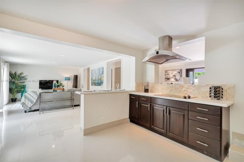 House in Fort Lauderdale, Florida 6 bedrooms, 251.39 sq.m. № 1321124 - photo 11