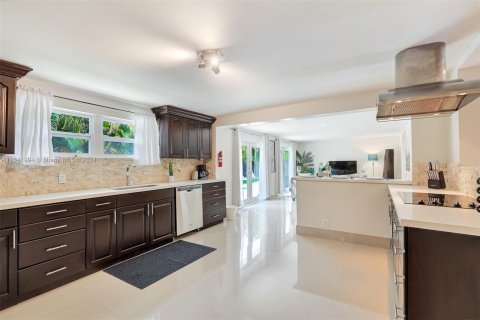 House in Fort Lauderdale, Florida 6 bedrooms, 251.39 sq.m. № 1321124 - photo 8