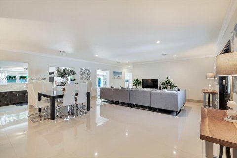 House in Fort Lauderdale, Florida 6 bedrooms, 251.39 sq.m. № 1321124 - photo 25