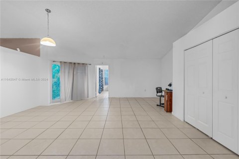 House in Miami, Florida 3 bedrooms, 163.6 sq.m. № 1321127 - photo 7