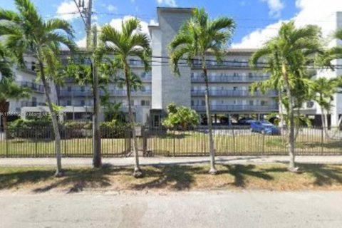 Condo in Miami, Florida, 1 bedroom  № 1367082 - photo 1