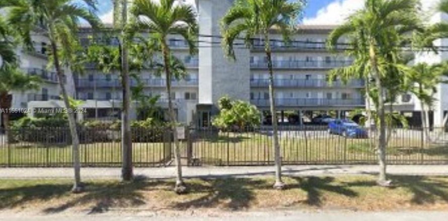 Condominio en Miami, Florida, 1 dormitorio  № 1367082