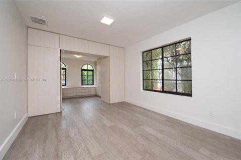 House in Coral Gables, Florida 3 bedrooms, 146.97 sq.m. № 1311059 - photo 15