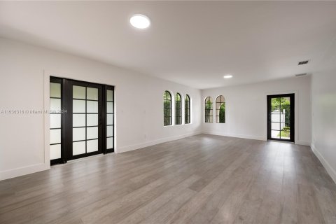 House in Coral Gables, Florida 3 bedrooms, 146.97 sq.m. № 1311059 - photo 5