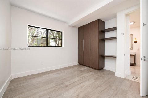 House in Coral Gables, Florida 3 bedrooms, 146.97 sq.m. № 1311059 - photo 23