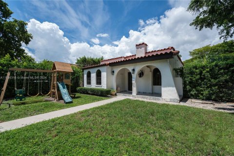 House in Coral Gables, Florida 3 bedrooms, 146.97 sq.m. № 1311059 - photo 6