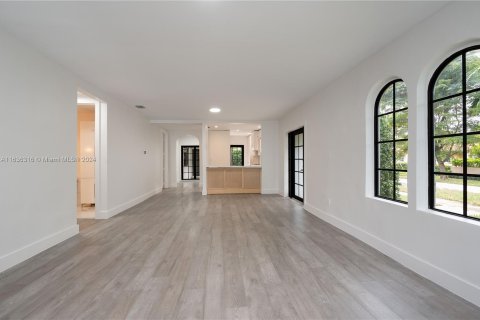 House in Coral Gables, Florida 3 bedrooms, 146.97 sq.m. № 1311059 - photo 3