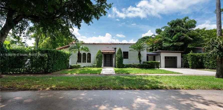 House in Coral Gables, Florida 3 bedrooms, 146.97 sq.m. № 1311059