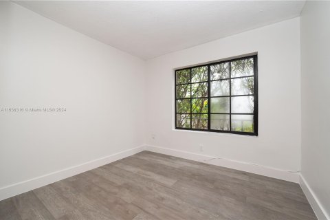 House in Coral Gables, Florida 3 bedrooms, 146.97 sq.m. № 1311059 - photo 20