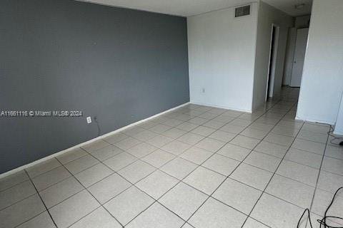 Condo in Miami, Florida, 1 bedroom  № 1367410 - photo 4