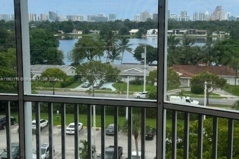 Condo in Miami, Florida, 1 bedroom  № 1367410 - photo 1