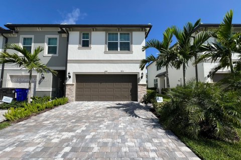 Townhouse in Lauderdale Lakes, Florida 3 bedrooms, 137.68 sq.m. № 1367364 - photo 1