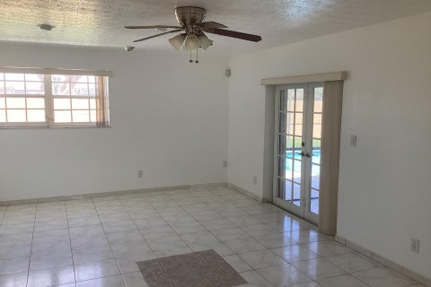 House in Miami, Florida 4 bedrooms, 212.28 sq.m. № 1117785 - photo 26