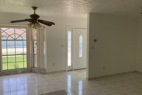 House in Miami, Florida 4 bedrooms, 212.28 sq.m. № 1117785 - photo 30