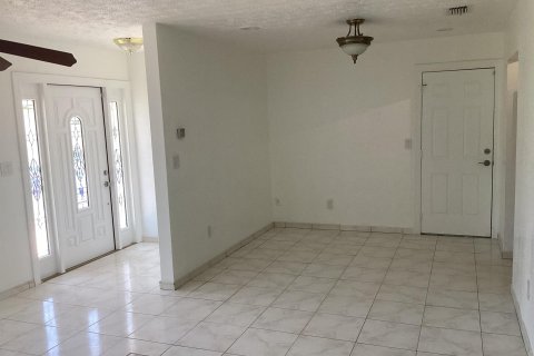 House in Miami, Florida 4 bedrooms, 212.28 sq.m. № 1117785 - photo 27