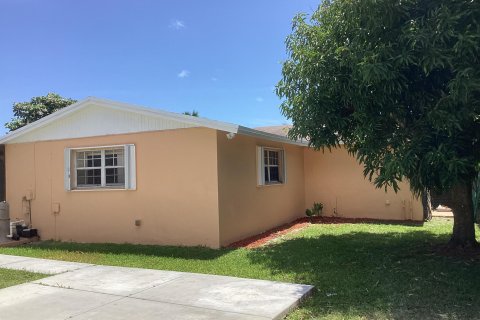 House in Miami, Florida 4 bedrooms, 212.28 sq.m. № 1117785 - photo 5