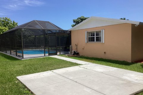 House in Miami, Florida 4 bedrooms, 212.28 sq.m. № 1117785 - photo 6