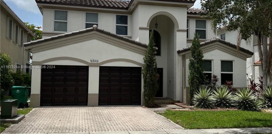 House in Miramar, Florida 4 bedrooms, 316.8 sq.m. № 1404587