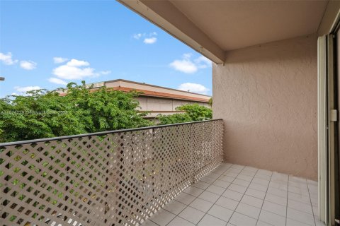 Condo in Hialeah, Florida, 2 bedrooms  № 1399148 - photo 19