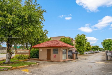 Condo in Hialeah, Florida, 2 bedrooms  № 1399148 - photo 2