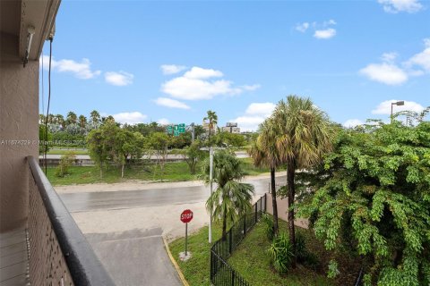 Condo in Hialeah, Florida, 2 bedrooms  № 1399148 - photo 22